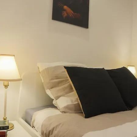Oeuvres Francaises Apartment